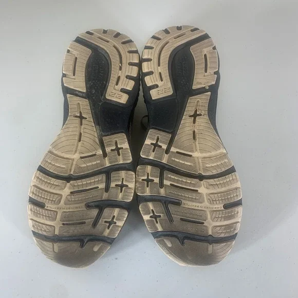 Brooks Adrenaline GTS 22 White and Black Athletic Shoes - Picture 8 of 12